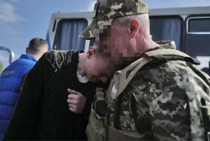 Щем і сльози: у мережі показали зворушливі кадри з обміну полонених (фото)