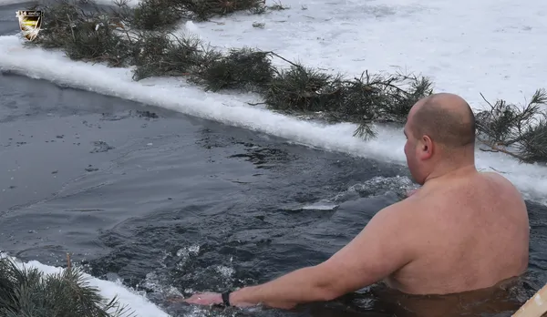 Відомі волиняни показали, як пірнали в ополонки на Водохреще (фото)