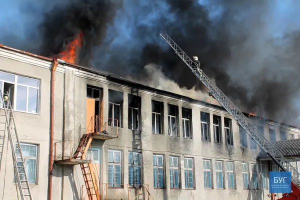 Повідомили деталі пожежі на швейній фабриці у Володимирі (фото)