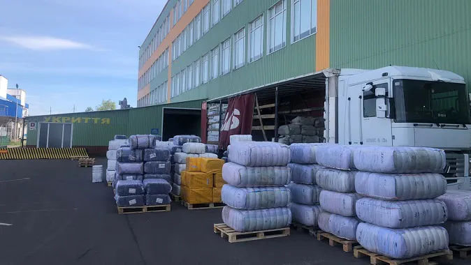 У Луцьку затримали партію сорочок і светрів майже на мільйон гривень (фото, відео)