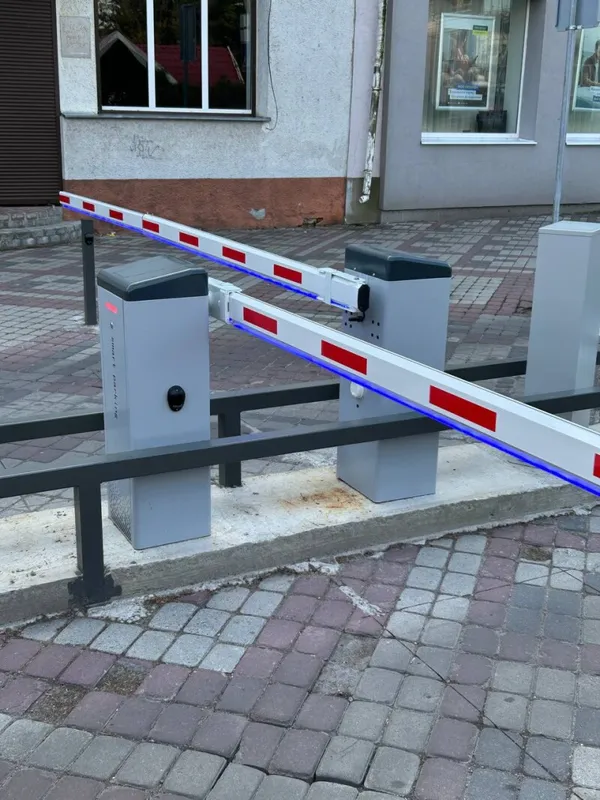 У центрі Луцька запрацювала платна парковка: який тариф (фото)