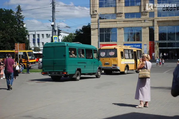 Плакали навіть чоловіки: Луцьк провів у останню путь воїна Михайла Дарчича (фото, відео)