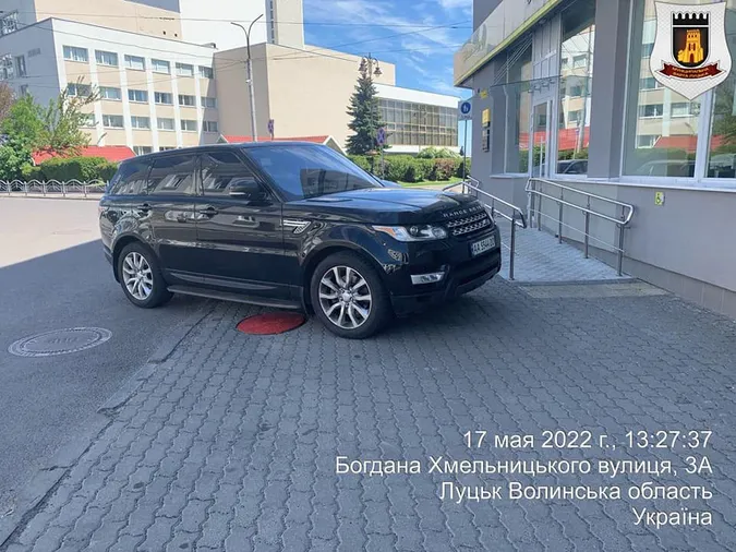 Залишив Land Rover посеред тротуару: в Луцьку оштрафували паркохама (фото)