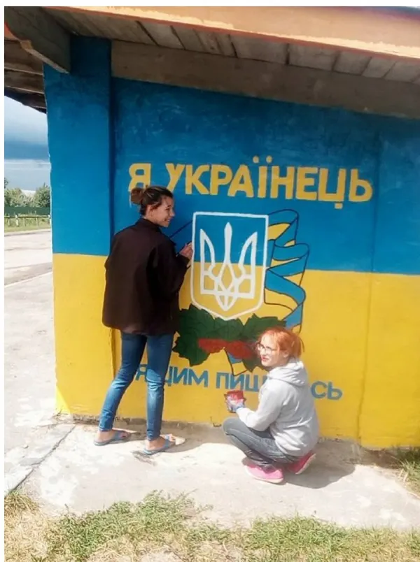 «Я українець. І я цим пишаюся»: на Волині креативно оформили зупинку (фото)