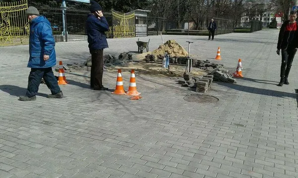 У Луцьку біля «Авангарду» відновлюють бруківку (фото)