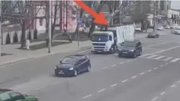У Луцьку сміттєвоз обірвав тролейбусну лінію: як це сталося (відео)