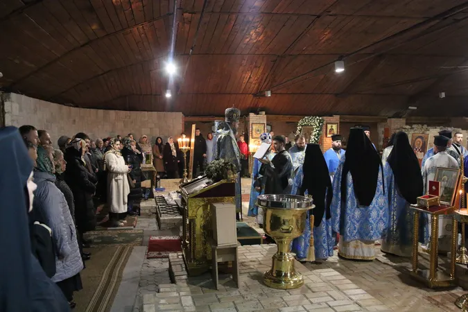 У першому храмі Луцька, якому майже тисяча років, помолилися перед стародавньою іконою (фото)
