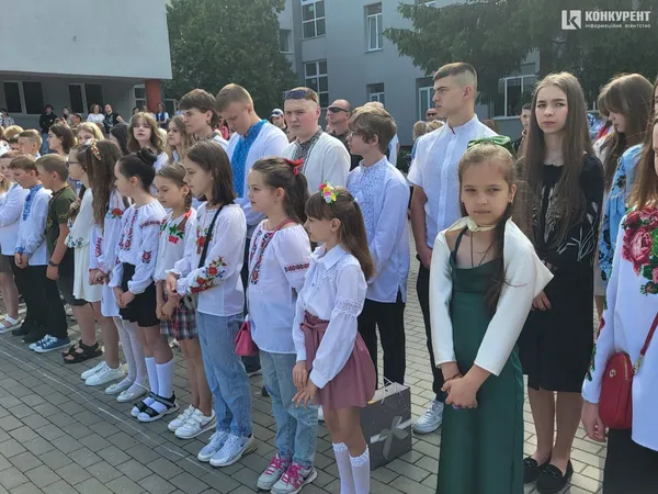 «Бо ми – люди-титани»: як у Луцькому ліцеї №10 танцювали випускний вальс (фото, відео)