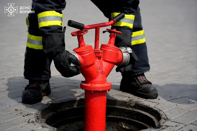 Біля луцької «висотки» підняли до даху рятувальників на пожежній драбині: що там сталося (фото)