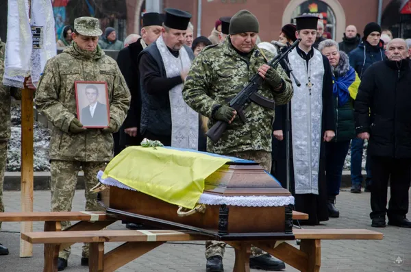 Нововолинськ попрощався одночасно з чотирма Героями (фото)