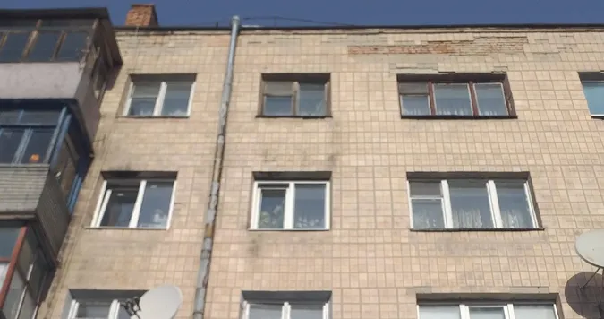 У будинку лучанки тече труба: на стінах утворився грибок (фото)
