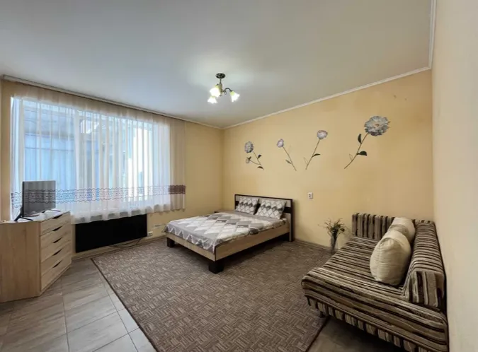 У центрі Луцька продають мініготель (фото)