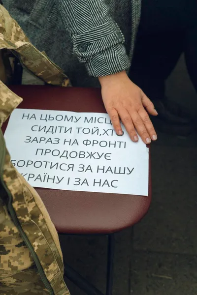 Великий стіл, військова форма та фото загиблих: у центрі Ковеля провели акцію-нагадування про воїнів