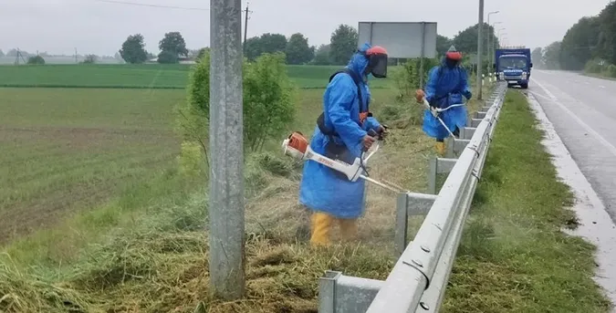 На Волині вздовж важливих доріг викошують траву: для чого (фото)
