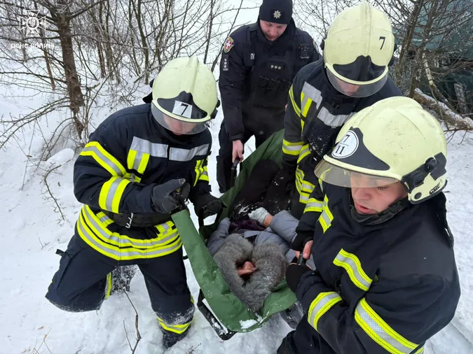У Володимирському районі перекинулася автівка: шістьох людей витягала ДСНС (фото)