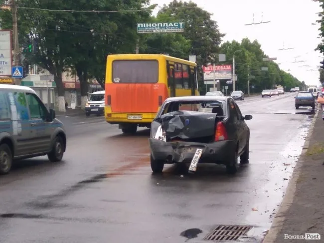 У Луцьку шкільний автобус в'їхав у легковик (фото)