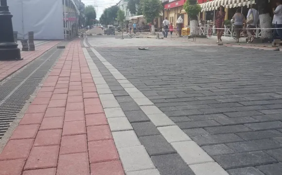 Три підприємства в Луцьку викладають бруківку за бюджетні кошти
