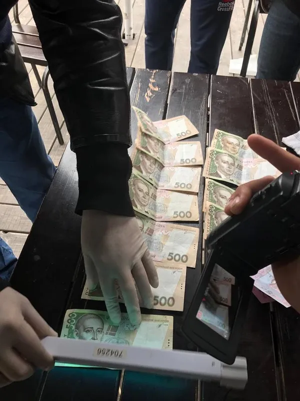 На Волині взяли на хабарі посадовців ДСНС та Держпродспоживслужби (фото)