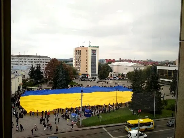 У Луцьку розгорнули рекордний синьо-жовтий стяг (фото)