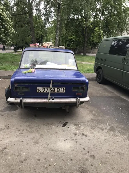 В центрі Луцька бомжі живуть в захаращеному сміттям авто і напрягають місцевих (фото)