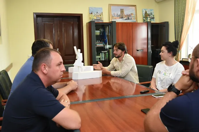 У центральному парку Луцька встановлять зворушливу скульптуру: коли та яку (фото)