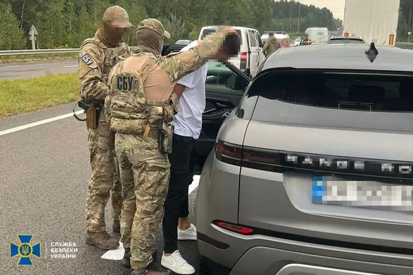 На Волині затримали двох митників, які вимагали хабарі за імпорт товарів в Україну (фото)