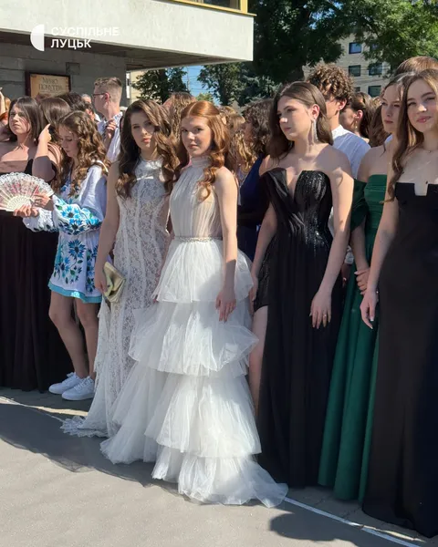 У центрі Луцька понад 300 випускників-відмінників отримали свідоцтва з відзнаками(фото)