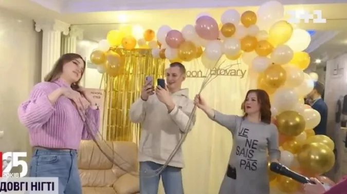 Встановила національний рекорд: майстриня манікюру наростила 995 сантиметрів штучних нігтів (відео)