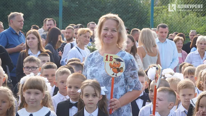 Квіти, дзвоники і діти: як у Луцькому ліцеї №9 відзначили 1 вересня (фото)
