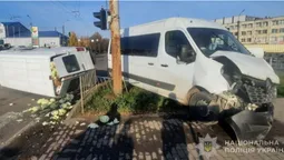 ДТП на перехресті в Луцьку: Volkswagen перевернувся від удару – водія госпіталізували (фото)