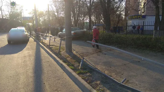 Не тільки паркан, а й авто: деталі «п’яної» аварії у Луцьку (фото)