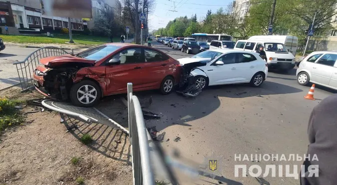 У Луцьку водійка Renault при повороті врізалася у Hyundai (фото, відео)