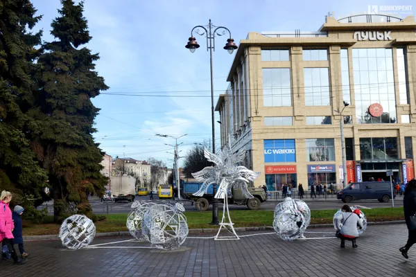 Як у Луцьку чепурять Театральний майдан до новорічно-різдвяних свят (фото)