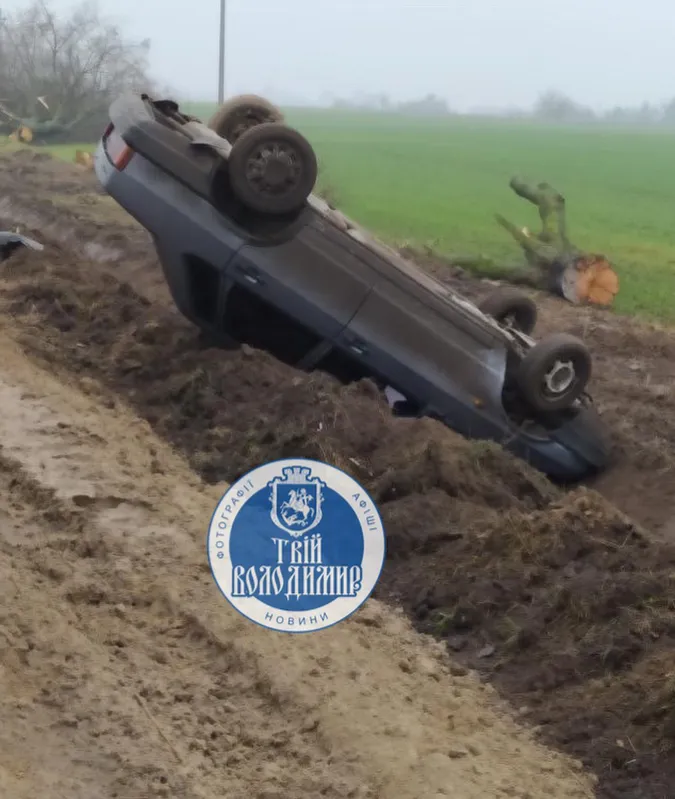 Колесами в небо: на трасі Луцьк-Устилуг авто злетіло з дороги і перекинулося (фото)
