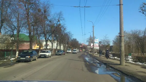 Патрульні навели лад з автомобілями біля ринку і ЦНАПу в Луцьку (фото)