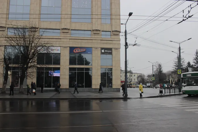 Ожеледиця у Луцьку: місто ледь тримається на ногах (фото)