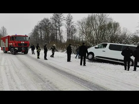 На Волині злетів у кювет і перекинувся мікроавтобус (відео)