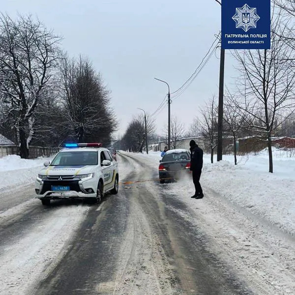 Волинські патрульні допомагають водіям під час негоди (фото)