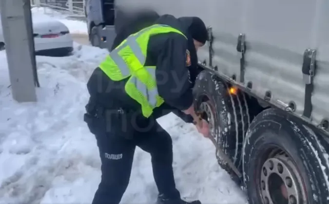 Снігова пастка: у Луцьку фура паралізувала одразу дві вулиці (відео)