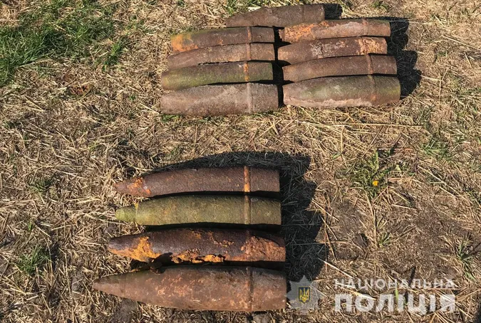 На подвір’ї волинянина виявили понад десять артилерійських снарядів (фото)