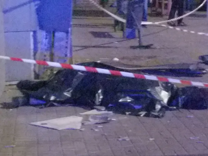 У Києві автобус влетів у натовп людей на зупинці: є жертва (фото)