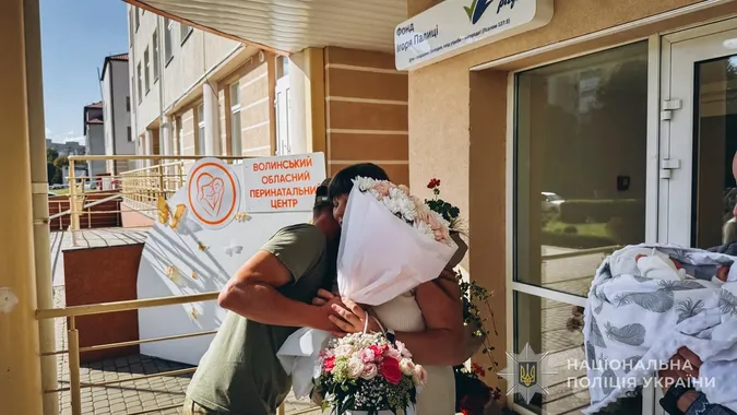 Зі сходу – на зустріч із донечкою: бойовий медик з Волині удруге став татом (фото)