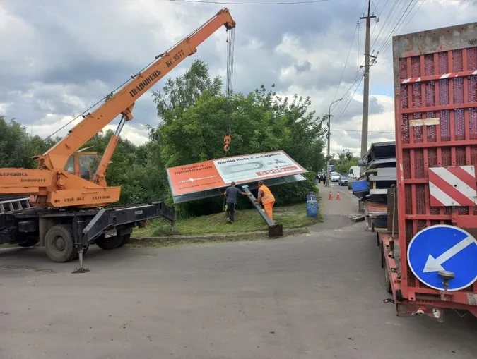 Власники не платили оренду: у Луцьку демонтували великі рекламні борди (фото)