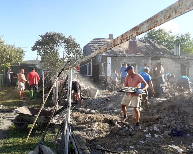 Завали розбирали всім селом: показали руйнування після збиття БПЛА на Волині