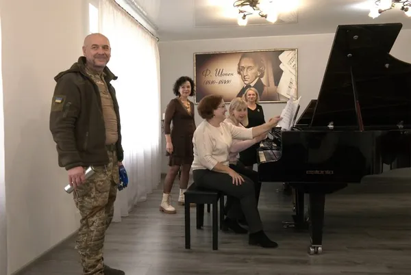 Викладач музики з Луцька на фронті замість барабанів грає на пеньках (відео)