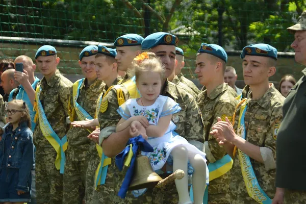 Зворушливо до сліз: у Луцьку випускники військового ліцею танцювали вальс (фото, відео)
