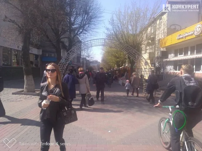У центрі Луцька встановлюють святкові арки (фото)