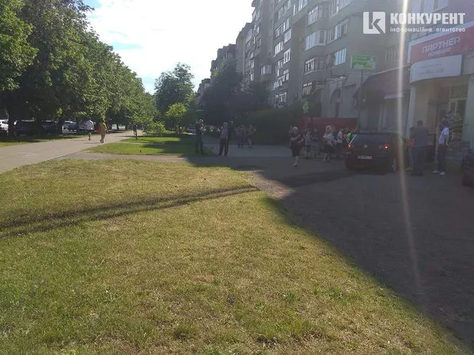 У Луцьку на Соборності авто злетіло з дороги і врізалось в магазин (фото)