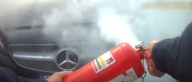 На трасі Устилуг-Луцьк-Рівне під час руху загорівся автомобіль (відео)