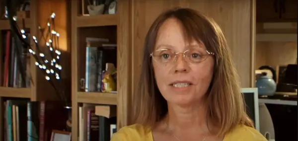 До 100 укусів на тиждень: як живе жінка, залежна від отрути бджіл (фото)
